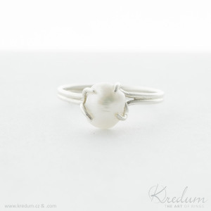 Osazení do krapen: stříbrný prsten s bílou perlou, velikost 56 - K 5409