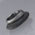 Kovaný zásnubní prsten - Interes + granát ve stříbře, vel. 54,5