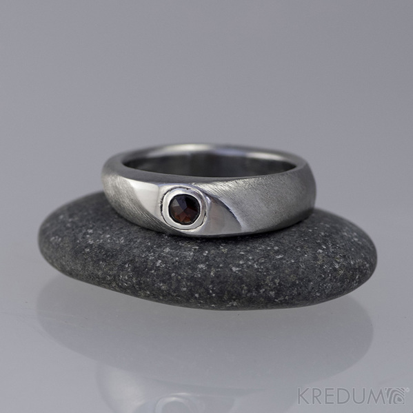 Kovaný zásnubní prsten - Interes + granát ve stříbře, vel. 54,5