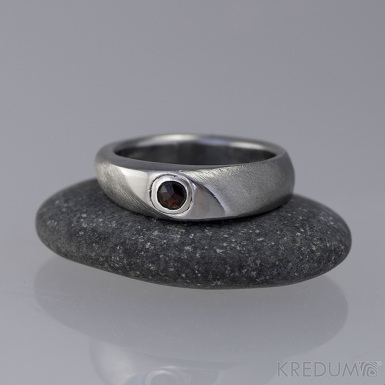 Kovaný zásnubní prsten - Interes + granát ve stříbře, S1346