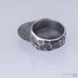 Zásnubní prsten s černým diamantem z chirurgické ocele - Natura, zatmavený, velikost 54, šířka v hlavě 8,3 mm, šířka v dlani 7,1 mm, tloušťka cca 2,3 mm u kamene a 1,3 mm v dlani - s1402