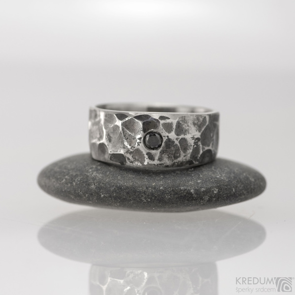 Kovan snubn prsten - Draill s ernm diamantem, vel. 54
