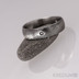 Ručně kovaný snubní prsten damasteel  - PRIMA + černý diamant 1,7 mm - dřevo, lept tmavý střední