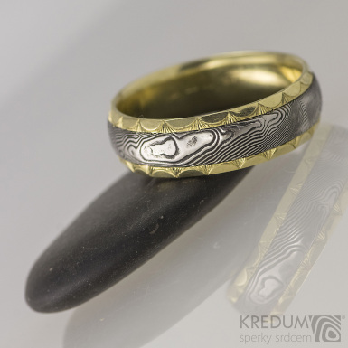 Kasiopea Engravius - dřevo - Zlaté snubní prsteny a damasteel, S1669
