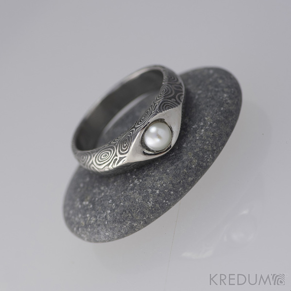 Kovaný prsten damasteel s pravou perlou - Gracia - kolečka