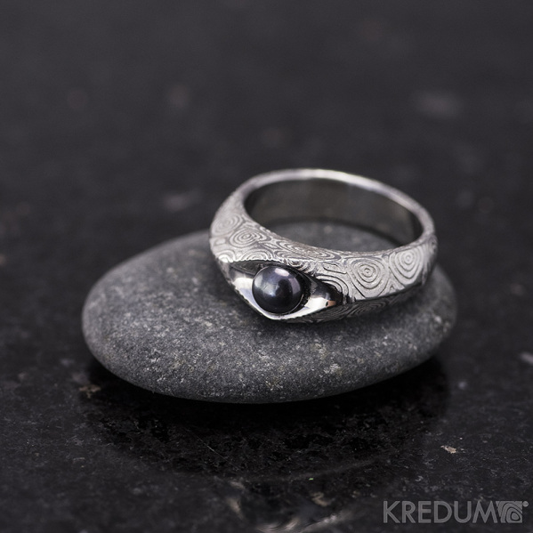 Kovaný prsten damasteel s pravou ČERNOU perlou - Gracia - kolečka