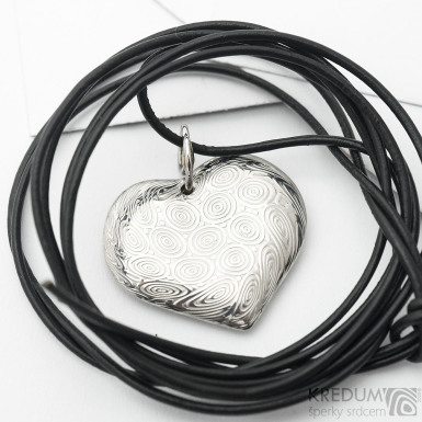 Romantický přívěsek ve tvaru srdce ručně kovaný z nerez oceli damasteel