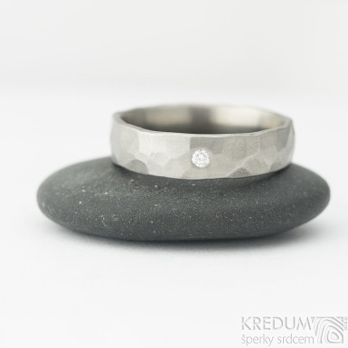 Natura titan matný a čirý diamant 2 mm - kovaný snubní prsten