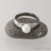 Zásnubní prsten - Siona damsteel a praví říční perla, vel. 50,5, šířka hlavy 5,5 mm, do dlaně 3 mm, perla 6 mm, struktura dřevo, lept světlý jemný, profil A - AVT 3030