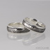 Snubní prsten damasteel a stříbro - Luna, dřevo, 75% tmavý, prsten s tepanými a prsten s hladkými okraji
