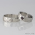 Kovaný nerezový snubní prsten - Draill světlý a kámen natural (granát)