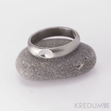 Prima nerez s ozdobou - hrubý mat - kovaný snubní prsten z nerezové oceli