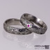 Natura a broušený rubín do stříbra - snubní prsten kovaná nerezová ocel damasteel