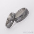 Kovaný snubní prsten damasteel - Prima + diamant 2 mm, struktura dřevo, lept tmavý střední