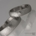Kovaný snubní prsten damasteel - Prima + diamant 2 mm, struktura dřevo, lept světlý střední