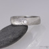 Kovaný snubní prsten damasteel - Prima + diamant 2,3 mm, struktura dřevo, lept světlý střední, lesklý