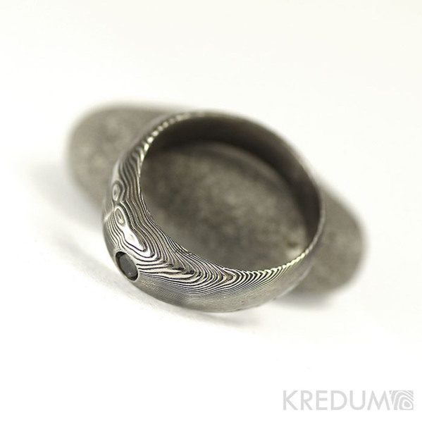 Kovaný snubní prsten damasteel a černý diamant 2,70 mm - Siona, struktura dřevo, lept tmavý střední