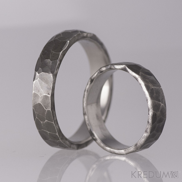Kovaný nerezový snubní prsten - Draill tmavý - málo leštěný