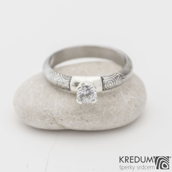 Prima Madame a broušený kámen v Ag, kolečka - Kovaný zásnubní prsten damasteel, SK1119