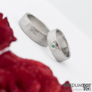 Natura světlá a broušený kámen (safír, smaragd, rubín) 2 mm do stříbra - kovaný snubní prsten z nerezové oceli