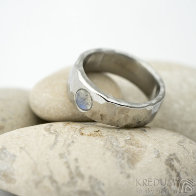 Natura lesklý a kámen kabošon - kovaný snubní prsten z nerezové oceli