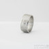 Draill line světlý, matný - velikost 52, šířka 8 mm, tloušťka 1,4 mm - Kovaný snubní prsten s broušenými boky - SK2240 (2)
