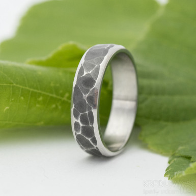 Natura line tmavý - kovaný snubní prsten z nerezové oceli