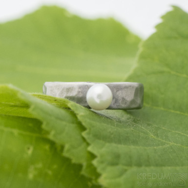 Natura s perlou - kovaný prsten z nerezové oceli - SK2697