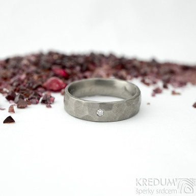 Natura titan matný a čirý diamant 1,7 mm - kovaný snubní prsten