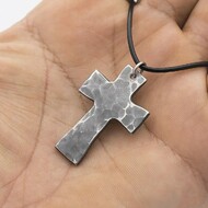 Kovaný křížek s očkem, zatmavený - Přívěsek z nerezové oceli