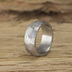 Snubní prsten damasteel - Rock, struktura dřevo, lept světlý jemný - vel. 59, šířka 8 mm - et 1011