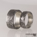 Rustikální snubní prsteny chirurgická ocel - Natura nerez, zatmavený + čirý diamant 1,7 mm, velikost 58, šířka 7 mm, tloušťka 1,5 mm  +  Natura nerez, zatmavený, velikost 64,5, šířka 10 mm, tloušťka 2 mm -   et 1272
