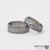 Ručně kované snubní prsteny damasteel - Prima a broušený rubín vsazený do stříbra, struktura dřevo, lept tmavý střední, profil A, velikost 52, šířka 6,5 mm, tloušťka 2 mm - et 1623