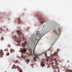 Zásnubní prsten Prima damasteee a broušený safír vsazený do stříbra, dřevo, lept tmavý střední, velikost 60, šířka 5 mm, profil C- Etsy 2013
