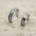 Snubní prsteny damasteel - Prima damasteel, struktura dřevo, lept tmavý střední + granát 3,5 mm, vel. 55, šířka 6 mm, profil B + černá perla, vel. 66, šířka 6 mm, profil A+CF - et 2174
