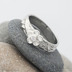 Zásnubní prsten s drahým kamenem - Gordik Flower a broušený moissanite o velikosti do 2 mm, velikost prstenu 57, šířka 5 mm, kytička stříbrná (ryzost 0,925) s průměrem cca 6 mm - k 2267