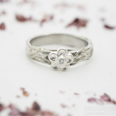 Gordik flower Ag s diamantem 1,5 mm - Motaný nerezový snubní prsten 