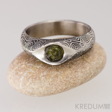 Gracia a přírodní kámen - kolečka - kovaný zásnubní prsten damasteel