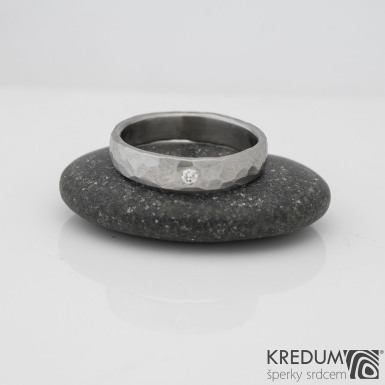 Natura a čirý diamant 2 mm - kovaný snubní prsten z chirurgické oceli