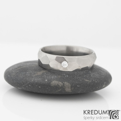 Rock titan lesklý a čirý diamant 2 mm - kovaný snubní prsten