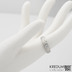 Zásnubní prsten s diamantem - Siona damasteel, struktura dřevo, lept světlý střední - velikost 51, šířka 4,5 mm, tloušťka hlavy 2,5 mm, tloušťka v dlani 1,5 mm - k 1057