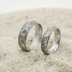 Ručně kované snubní prsteny damašková ocel - Rock damasteel, struktura dřevo, lept tmavý střední, profil B+CF - vel. 53,5, šířka 5 mm, čirý diamant 1,7 mm a vel. 59,5, šířka 6,5 mm, tloušťka střední - k 3806