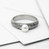 Zásnubní prsten s perlou - Siona damasteel a pravá říční perla, vel. 48, šířka 4 mm, tloušťka hlava 2,1 mm, do dlaně 1,5 mm, struktura dřevo, lept tmavý střední, profil A - k 4086