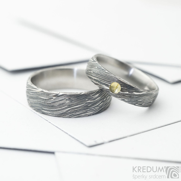 Snubní prsteny z damaškové oceli - Prima damasteel a jantar , struktura voda, lept tmavý hrubý, profil B + CF - velikost 53, šířka 5 mm, tloušťka střední - k 4558