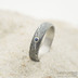 Zásnubní prsten se safírem - Prima damasteel, struktura dřevo, lept tmavý hrubý, profil B, vel. 59, šířka 5 mm, tloušťka střední - k 4608
