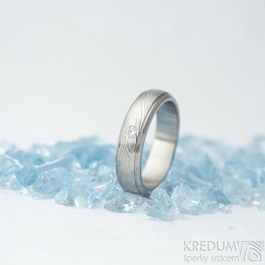 Kasiopea Steel a diamant 2 mm - dřevo - Kovaný snubní prsten z oceli damasteel
