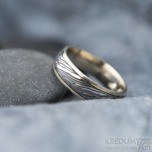 Kasiopea white - Zlatý snubní prsten a damasteel - velikost 57, šířka 5,5 mm, voda - extra TM, okraje hladké 2x0,75 -  SK1749 (4)