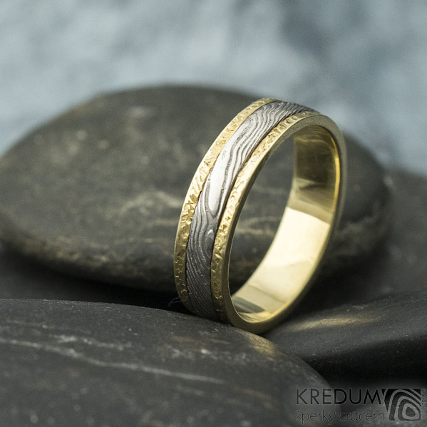 Kasiopea yellow - 48, šířka 4,3 mm, tloušťka 1,4 mm, dřevo - 75SV, okraje 2x0,75 mm tepané - Zlaté snubní prsteny - s1419 (6)