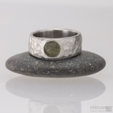 Klasik Marro a vltavín - kovaný snubní prsten z nerezové oceli - S1452