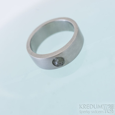 Prima titan a vltavín - kovaný snubní prsten - SK2378